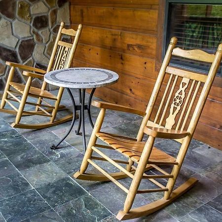 Holly Tree Hideaway - Semi Secluded Mtn Setting Villa Sevierville Ngoại thất bức ảnh