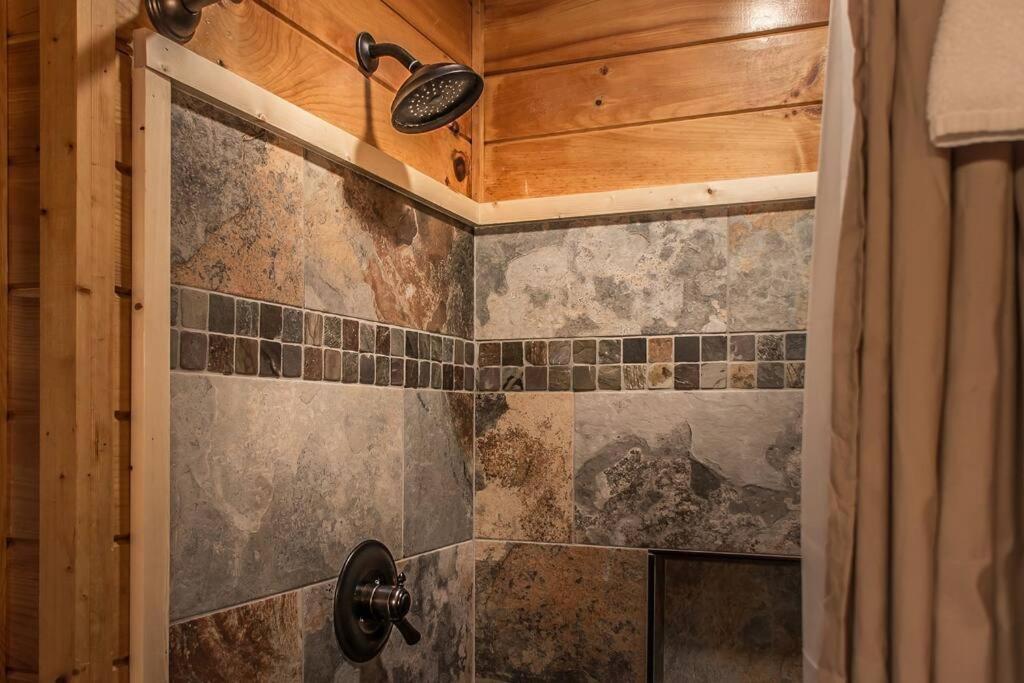 Holly Tree Hideaway - Semi Secluded Mtn Setting Villa Sevierville Ngoại thất bức ảnh