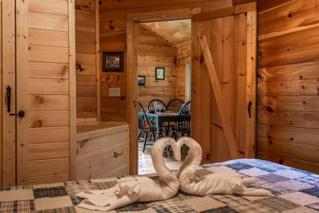 Holly Tree Hideaway - Semi Secluded Mtn Setting Villa Sevierville Ngoại thất bức ảnh