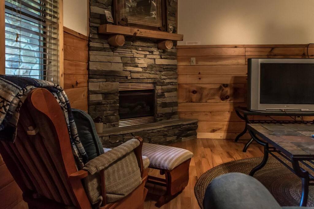 Holly Tree Hideaway - Semi Secluded Mtn Setting Villa Sevierville Ngoại thất bức ảnh