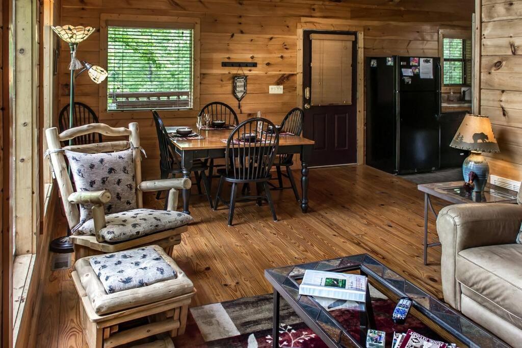 Holly Tree Hideaway - Semi Secluded Mtn Setting Villa Sevierville Ngoại thất bức ảnh