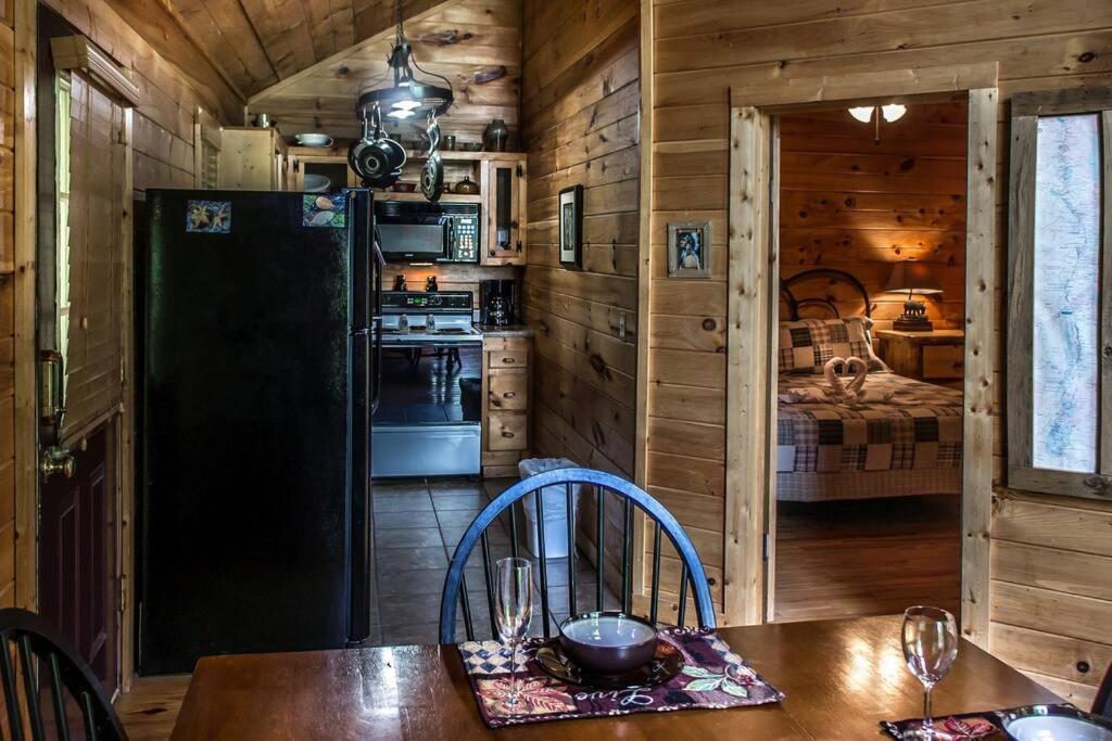 Holly Tree Hideaway - Semi Secluded Mtn Setting Villa Sevierville Ngoại thất bức ảnh